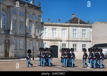 Kopenhagen, Dänemark - 30 April 2017: Königliche Wachen während der Zeremonie, die Wachen auf dem Platz an Schloss Amalienborg Stockfoto