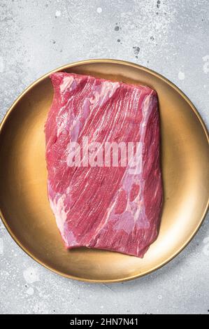 Rohes, marmoriertes Rindfleisch-Steak auf dem Fleischtisch. Grauer Hintergrund. Draufsicht Stockfoto