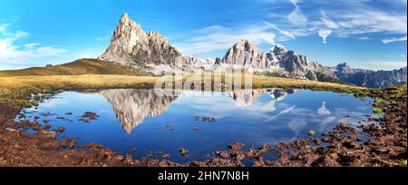 Blick vom Passo Giau Berg Ra Gusela vom Nuvolau Gruppe und Tofana oder Le Tofane Gruppe mit Wolken, Berge, die Spiegelung im See, Dolomiten, Italien Stockfoto