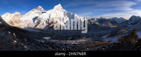 Abenduntergang Panoramablick auf Mount Everest mit schönen blauen Himmel von Kala Patthar, Khumbu Tal, Sagarmatha Nationalpark, Nepal Himalaya Stockfoto