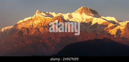 Abend rot gefärbte Sonnenuntergang Panoramablick auf Annapurna Himal Range, Annapurna 2 II und 4 IV, Nepal Himalaya Berge Stockfoto