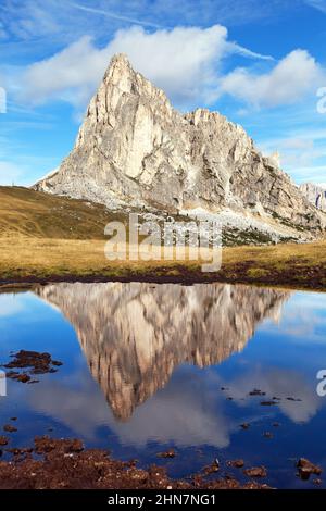 Blick vom passo Giau, Ra Gusela von der Nuvolau gruppe, Bergspiegelung im See, Dolomiten, Italien Stockfoto