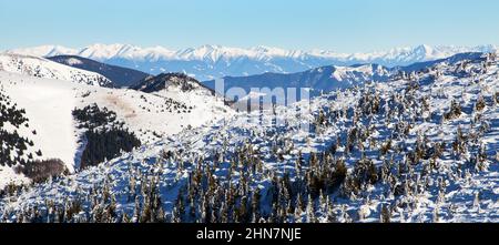 Panorama-Winterblick vom Velka Fatra-Bergrücken bis zur Hohen Tatra Stockfoto