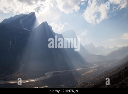 Sonnenstrahlen im Himalaya-Gebirge, Weg zum everest-Basislager, Tabuche-Gipfel, cholatse und Arakam Tse, Nepal Stockfoto