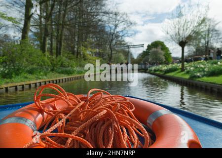 LISSE, NIEDERLANDE - 22. April 2017: Blick vom Wanderboot in den Kanal im Blumenpark Keukenhof. Selektiver Fokus. Stockfoto