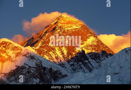 Mount Everest Abend Panoramablick mit schönen Sonnenuntergangswolken von Kala Patthar, Sagarmatha Nationalpark, Khumbu walley, Solukhumbu, Nepal Himala Stockfoto