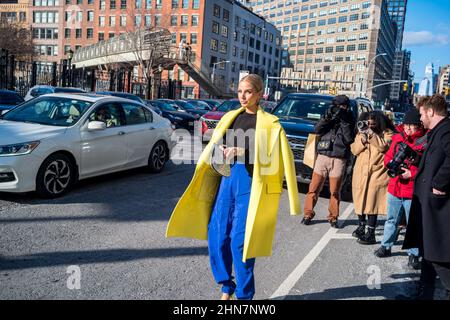 New York, New York, USA. 14th. Februar 2022. Modelin LEONIE HANNE posiert während der Fashion Week außerhalb der New York Fashion Week in den Spring Studios in New York für Fotos (Bildquelle: © Brian Branch Price/ZUMA Press Wire) Stockfoto