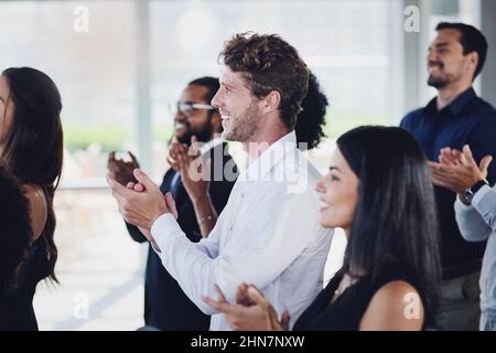 Diese Rede verdient eine ständige Ovation. Eine Aufnahme einer Gruppe von Geschäftsleuten, die während eines Seminars im Konferenzraum applaudieren. Stockfoto