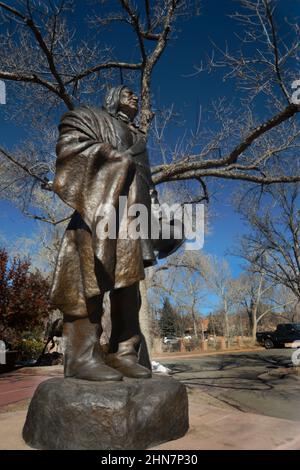 Eine Bronzeskulptur des Stammeschefs von Lakota Spotted Tail von der berühmten Bildhauerin Glenna Goodacre vor einer Kunstgalerie in Santa Fe, New Mexico. Stockfoto