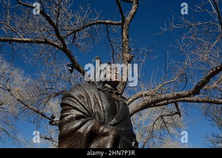 Eine Bronzeskulptur des Stammeschefs von Lakota Spotted Tail von der berühmten Bildhauerin Glenna Goodacre vor einer Kunstgalerie in Santa Fe, New Mexico. Stockfoto