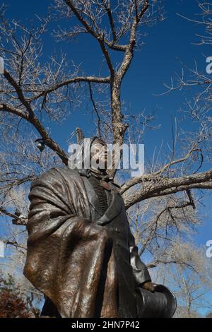 Eine Bronzeskulptur des Stammeschefs von Lakota Spotted Tail von der berühmten Bildhauerin Glenna Goodacre vor einer Kunstgalerie in Santa Fe, New Mexico. Stockfoto