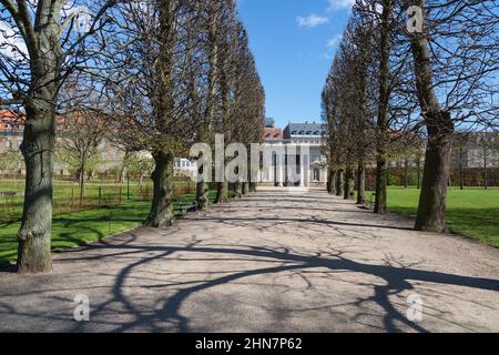 KOPENHAGEN, DÄNEMARK - 30. APRIL 2017: Allee zum Herkules-Pavillon im Garten des Königs auf Schloss Rosenborg Stockfoto