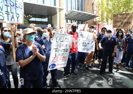 Sydney, Australien. 15th. Februar 2022. NSW-Krankenschwestern streiken gegen das Urteil der Industrial Relations Commission. Krankenschwestern und Hebammen fordern eine faire Lohnerhöhung über die von der Regierung NSW angebotenen 2,5 Prozent und auch eine Entschädigung für das 2020 eingeführte Lohneinfrieren für Regierungsangestellte. Die Gewerkschaft sagt, dass die derzeitige Personalausstattung unzureichend, unsicher und gefährdet ist. Sie wünschen sich eine sichere Personalausstattung. Sie wollen auch eine Covid-Zulage. Mitglieder der NSW Nurses and Hebammen' Association (NSWNMA) marschierten vom Queen’s Square zum NSW-Parlamentsgebäude in der Macquarie Street. Stockfoto