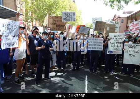 Sydney, Australien. 15th. Februar 2022. NSW-Krankenschwestern streiken gegen das Urteil der Industrial Relations Commission. Krankenschwestern und Hebammen fordern eine faire Lohnerhöhung über die von der Regierung NSW angebotenen 2,5 Prozent und auch eine Entschädigung für das 2020 eingeführte Lohneinfrieren für Regierungsangestellte. Die Gewerkschaft sagt, dass die derzeitige Personalausstattung unzureichend, unsicher und gefährdet ist. Sie wünschen sich eine sichere Personalausstattung. Sie wollen auch eine Covid-Zulage. Mitglieder der NSW Nurses and Hebammen' Association (NSWNMA) marschierten vom Queen’s Square zum NSW-Parlamentsgebäude in der Macquarie Street. Stockfoto