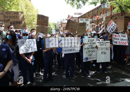 Sydney, Australien. 15th. Februar 2022. NSW-Krankenschwestern streiken gegen das Urteil der Industrial Relations Commission. Krankenschwestern und Hebammen fordern eine faire Lohnerhöhung über die von der Regierung NSW angebotenen 2,5 Prozent und auch eine Entschädigung für das 2020 eingeführte Lohneinfrieren für Regierungsangestellte. Die Gewerkschaft sagt, dass die derzeitige Personalausstattung unzureichend, unsicher und gefährdet ist. Sie wünschen sich eine sichere Personalausstattung. Sie wollen auch eine Covid-Zulage. Mitglieder der NSW Nurses and Hebammen' Association (NSWNMA) marschierten vom Queen’s Square zum NSW-Parlamentsgebäude in der Macquarie Street. Stockfoto