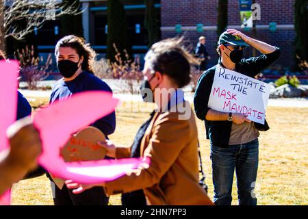 Reno, Usa. 14th. Februar 2022. Ein Protestant hält sich während der Demonstration an seinem Hut.Studenten versammelten sich am Valentinstag in einem Protest, um ihre Universität zu bitten, das Maskenmandat wieder einzusetzen, nachdem es am 10th. Februar vom Gouverneur von Nevada, Steve Sisolak, entfernt wurde. Kredit: SOPA Images Limited/Alamy Live Nachrichten Stockfoto