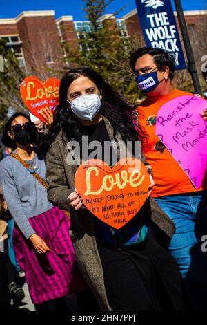 Reno, Usa. 14th. Februar 2022. Studenten marschieren am Valentinstag auf der Straße.Studenten versammelten sich am Valentinstag in einem Protest, um ihre Universität zu bitten, das Maskenmandat wieder einzusetzen, nachdem es am 10th. Februar vom Gouverneur von Nevada, Steve Sisolak, entfernt wurde. Kredit: SOPA Images Limited/Alamy Live Nachrichten Stockfoto