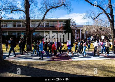 Reno, Usa. 14th. Februar 2022. Demonstranten marschieren durch das Gelände des Campus.Studenten versammelten sich am Valentinstag zu einem Protest, um ihre Universität zu bitten, das Maskenmandat wieder einzusetzen, nachdem es am 10th. Februar vom Gouverneur von Nevada, Steve Sisolak, entfernt wurde. Kredit: SOPA Images Limited/Alamy Live Nachrichten Stockfoto