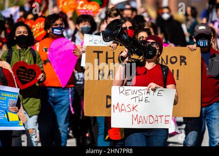 Reno, Usa. 14th. Februar 2022. Emily Bird führt den Protest durch das Gelände des Campus.Studenten versammelten sich am Valentinstag zu einem Protest, um ihre Universität zu bitten, das Maskenmandat wieder einzusetzen, nachdem es am 10th. Februar vom Gouverneur von Nevada, Steve Sisolak, entfernt wurde. Kredit: SOPA Images Limited/Alamy Live Nachrichten Stockfoto