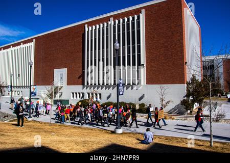 Reno, Usa. 14th. Februar 2022. Demonstranten marschieren durch das Gelände des Campus.Studenten versammelten sich am Valentinstag zu einem Protest, um ihre Universität zu bitten, das Maskenmandat wieder einzusetzen, nachdem es am 10th. Februar vom Gouverneur von Nevada, Steve Sisolak, entfernt wurde. Kredit: SOPA Images Limited/Alamy Live Nachrichten Stockfoto