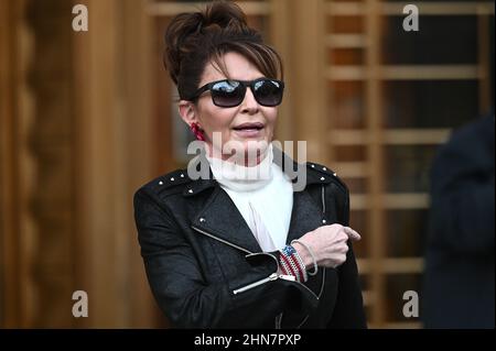 New York, USA. 14th. Februar 2022. Ehemaliger Gouverneur Von Alaska Sarah Palin wird beim US-Bezirksgericht in New York, NY, am 14. Februar 2022, gesehen. Der US-Bezirksrichter Jed Rakoff entschied, dass er eine Verleumdungsklage, die Palin gegen die New York Times eingereicht hatte, abweisen werde, während die Jury noch darüber nachsprach; Palin behauptet, dass die New York Times ihren Ruf durch einen redaktionellen Zusammenhang ihrer Wahlkampfrhetorik mit einem Massenschießen geschädigt habe. (Foto von Anthony Behar/Sipa USA) Quelle: SIPA USA/Alamy Live News Stockfoto