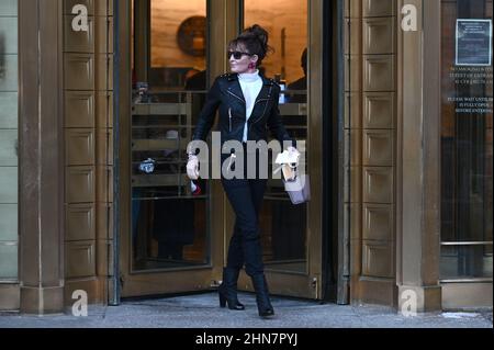 New York, USA. 14th. Februar 2022. Ehemaliger Gouverneur Von Alaska Sarah Palin wird beim US-Bezirksgericht in New York, NY, am 14. Februar 2022, gesehen. Der US-Bezirksrichter Jed Rakoff entschied, dass er eine Verleumdungsklage, die Palin gegen die New York Times eingereicht hatte, abweisen werde, während die Jury noch darüber nachsprach; Palin behauptet, dass die New York Times ihren Ruf durch einen redaktionellen Zusammenhang ihrer Wahlkampfrhetorik mit einem Massenschießen geschädigt habe. (Foto von Anthony Behar/Sipa USA) Quelle: SIPA USA/Alamy Live News Stockfoto