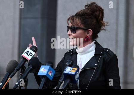 New York, USA. 14th. Februar 2022. Ehemaliger Gouverneur Von Alaska Sarah Palin spricht mit den Medien, als sie das US-Bezirksgericht in New York, NY, verlässt, 14. Februar 2022. Der US-Bezirksrichter Jed Rakoff entschied, dass er eine Verleumdungsklage, die Palin gegen die New York Times eingereicht hatte, abweisen werde, während die Jury noch darüber nachsprach; Palin behauptet, dass die New York Times ihren Ruf durch einen redaktionellen Zusammenhang ihrer Wahlkampfrhetorik mit einem Massenschießen geschädigt habe. (Foto von Anthony Behar/Sipa USA) Quelle: SIPA USA/Alamy Live News Stockfoto