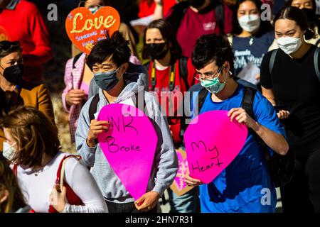 Reno, Usa. 14th. Februar 2022. Während der Demonstration tragen Demonstranten ein gebrochenes Herzzeichen.Studenten versammelten sich am Valentinstag in einem Protest, um ihre Universität zu bitten, das Maskenmandat wieder einzusetzen, nachdem es am 10th. Februar vom Gouverneur von Nevada, Steve Sisolak, entfernt wurde. (Foto von Ty O'Neil/SOPA Images/Sipa USA) Quelle: SIPA USA/Alamy Live News Stockfoto