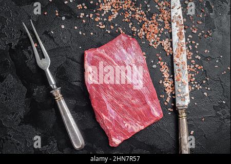 Ungekochte Raw Flap Flanke Rindfleisch Fleischsteak auf Küchentisch. Schwarzer Hintergrund. Draufsicht Stockfoto