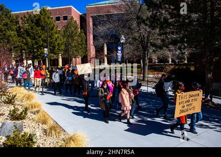 Reno, Usa. 14th. Februar 2022. Während der Demonstration marschieren Demonstranten durch das Campus-Gelände.Studenten versammelten sich am Valentinstag zu einem Protest, um ihre Universität zu bitten, das Maskenmandat wieder einzusetzen, nachdem es am 10th. Februar vom Gouverneur von Nevada, Steve Sisolak, entfernt wurde. (Foto von Ty O'Neil/SOPA Images/Sipa USA) Quelle: SIPA USA/Alamy Live News Stockfoto