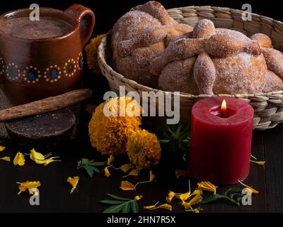 Totes Brot mit Schokolade, mexikanisches Essen, Traditionen und Bräuche. Stockfoto