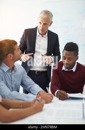 Man muss von unten anfangen Eine kurze Aufnahme von Geschäftsleuten im Sitzungssaal. Stockfoto