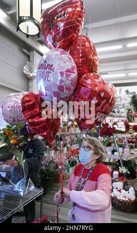 St. Louis, Usa. 14th. Februar 2022. Die Blumenarrangerin Wanda Jacques richtet am 14. Februar 2022 Luftballons zum Verkauf zum Valentinstag bei Walter Knoll Florist in St. Louis aus. Foto von Bill Greenblatt/UPI Credit: UPI/Alamy Live News Stockfoto