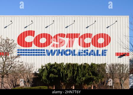 Burlington, WA, USA - 12. Februar 2022; Firmenzeichen an der Seite des Costco Großhandelslagers in Burlington, Washington Stockfoto