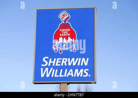 Mount Vernon, WA, USA - 12. Februar 2022; Schild für Sherwin Williams Store mit Logo am blauen Himmel Stockfoto