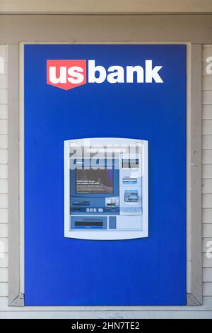Mount Vernon, WA, USA - 12. Februar 2022; Geldautomat an einem US-Bankstandort in den USA mit Namen und Logo der Finanzinstitute Stockfoto