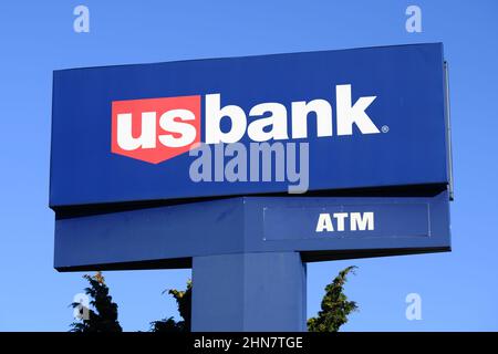 Mount Vernon, WA, USA - 12. Februar 2022; Zeichen für die US Bank auf einem erhöhten Posten mit Informationen über einen Geldautomaten. Stockfoto