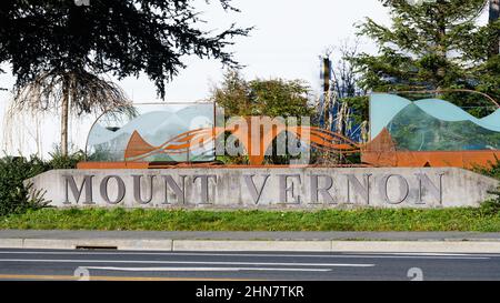 Mount Vernon, WA, USA - 12. Februar 2022; Schild für die Stadt Mount Vernon Washington während des Tages Stockfoto