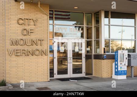 Mount Vernon, WA, USA - 12. Februar 2022; Eingang zum Rathaus in der Skagit Valley City of Mount Vernon im westlichen Bundesstaat Washington Stockfoto