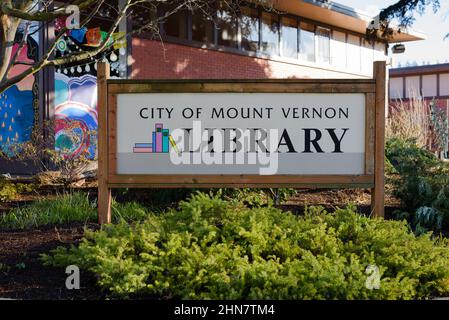 Mount Vernon, WA, USA - 12. Februar 2022;Zeichen für die City of Mount Vernon Library im Bundesstaat Washington Stockfoto