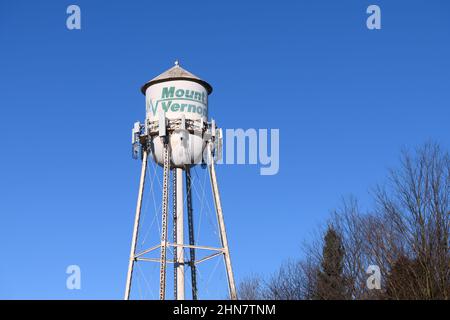 Mount Vernon, WA, USA - 12. Februar 2022; Alter Wasserturm mit dem Stadtnamen Mount Vernon Washington mit Kommunikationsausrüstung Stockfoto