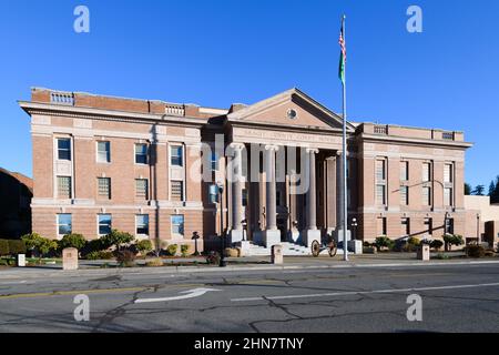 Mount Vernon, WA, USA - 12. Februar 2022; Skagit County Courthouse and Superior Court in Mount Vernon, Washington unter blauem Himmel Stockfoto