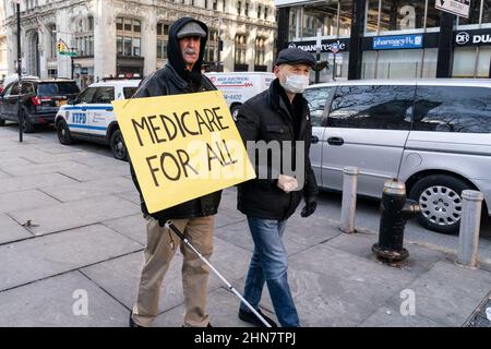 New York, USA. 14th. Februar 2022. Rentner aus der Stadtverwaltung protestierten am Valentinstag in New York am 14. Februar 2022 gegen Änderungen der medizinischen Leistungen im City Hall Park. Die neuen gesundheitlichen Vorteile, die Medicare Advantage Plus anstelle von traditionellem Medicare genannt werden, wurden von der vorherigen Regierung ausgehandelt und treten am 1. April 2022 in Kraft. (Foto von Lev Radin/Sipa USA) Quelle: SIPA USA/Alamy Live News Stockfoto