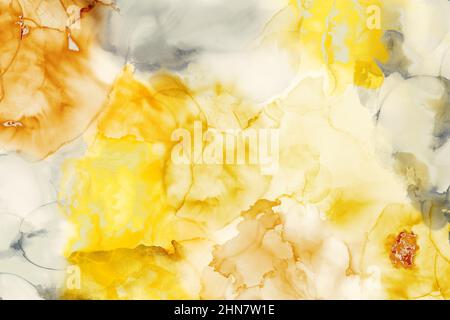 Gelbe und orangefarbene Farbtöne in einem frei fließenden transluzenten digitalen Hintergrund in der Alkoholtinte-Technik. Abstrakter und struktureller Hintergrund mit dezentem Silve Stockfoto