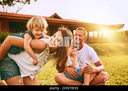 Schätzen Sie diese Momente. Eine kleine Aufnahme einer jungen Familie, die im Freien Zeit miteinander verbringt. Stockfoto