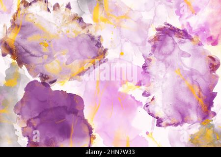 Violette, durchscheinende Tinte, die auf weißem Hintergrund gelb hervorgehoben ist. Digitale Alkoholtinte. Stockfoto