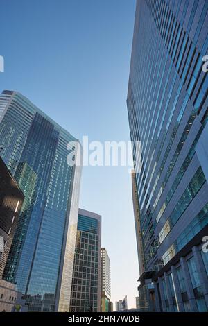Der Blick auf Wolkenkratzer, die hauptsächlich Geschäfte, Hotels und Restaurants in der Shiodome Sio-Site Gegend von Minato enthalten. Tokio. Japan Stockfoto