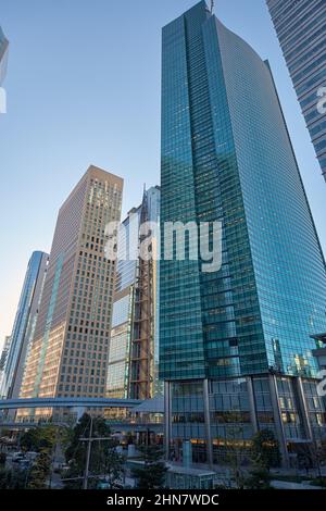 Der Blick auf Wolkenkratzer, die hauptsächlich Geschäfte, Hotels und Restaurants in der Shiodome Sio-Site Gegend von Minato enthalten. Tokio. Japan Stockfoto