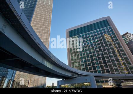 Pedi Shiodome Shopping Complex im Hintergrund der New Transit Yurikamome Hochbahnlinie im Shiodome Gebiet von Minato. Tokio. Japan Stockfoto