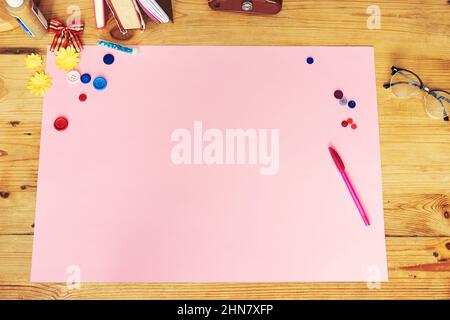 Lassen Sie uns kreativ werden. High-Angle-Aufnahme eines kreativen Arbeitsplatzes. Stockfoto
